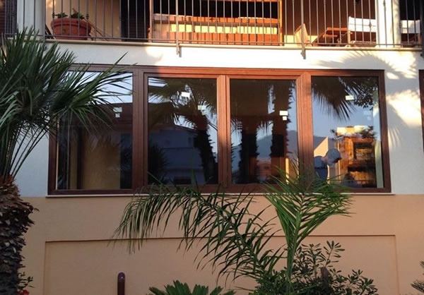 Chiusura di un portico con finestre Nurith. Villa unifamiliare. Mondello